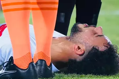 "خرج بإسعاف الملعب".. إصابة قوية لدونجا في الركبة في مباراة الزمالك والمقاولون